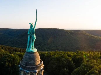 Das Hermannsdenkmal erhebt sich majestätisch über dicht bewaldeten Hügeln im Teutoburger Wald.