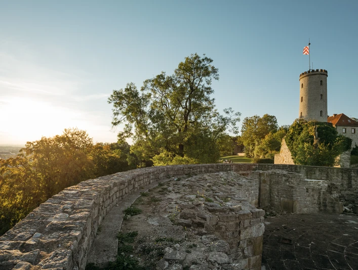 Sparrenburg in Bielefeld Blick auf die Sparrenburg in Bielefeld bei Sonnenuntergang, mit Rundturm und umliegenden Bäumen.
