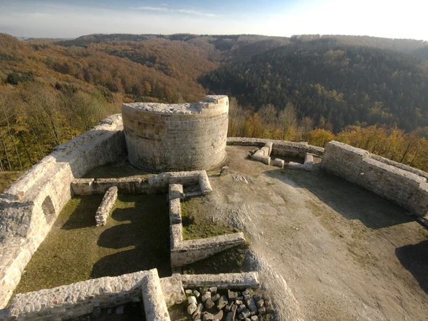 Falkenburg Ruine Überreste der Falkenburg Ruine, umgeben von einem herbstlich bewaldeten, sanften Hügelpanorama.