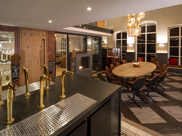 Privat-Brauerei Strate Detmold - Tastery Ein modern gestalteter Verkostungsraum mit edlen Zapfanlagen und stilvoller Möblierung in warmer Atmosphäre.