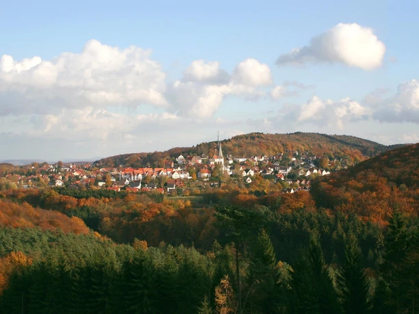 Oerlinghausen im Herbst Blick auf die herbstlich bunte Stadt Oerlinghausen, umgeben von sanften Hügeln und Wäldern.