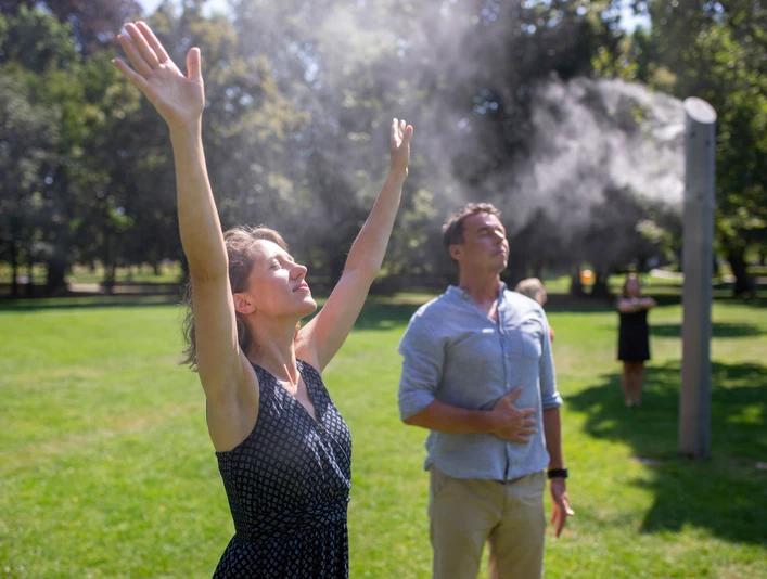 Nebelwiesen in Bad Lippspringe Menschen genießen frische Luft auf einer Wiese in Bad Lippspringe bei Nebel aus einem Sprührohr.