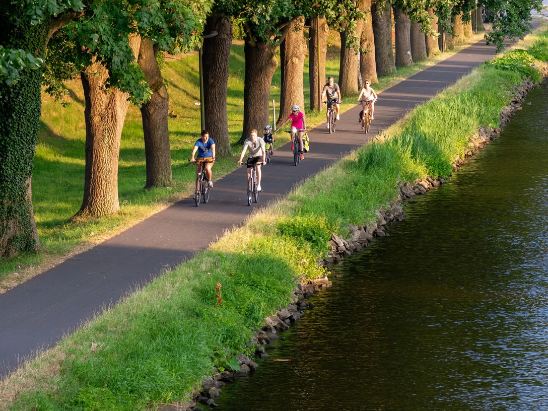 fahrrad-fahren-am-kanal