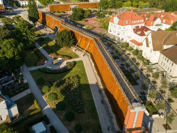 Gradierwerke in Bad Salzuflen Gradierwerke in Bad Salzuflen, umgeben von gepflegten Gärten und historischen Gebäuden von oben betrachtet.