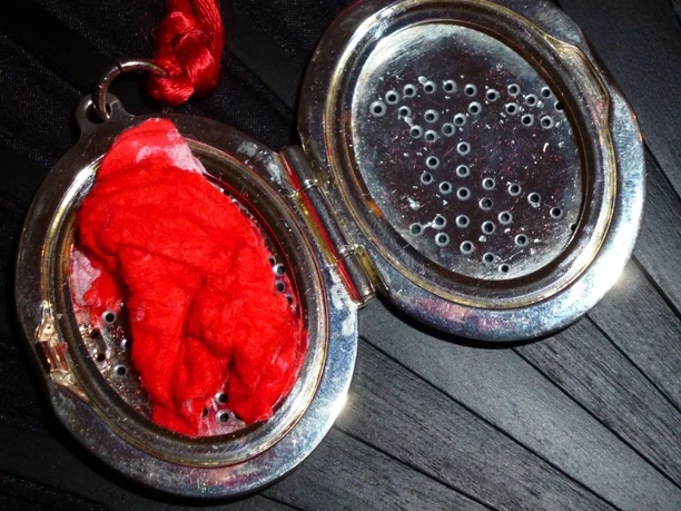 celle-schlossfuehrung-lady-chitchat-3 Silberne Dose mit rotem Tuch; schimmernde Metalloberfläche und filigrane Löcher erkennbar.