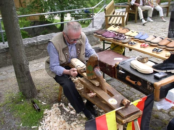 Brauchtum Holzschuhschnitzen