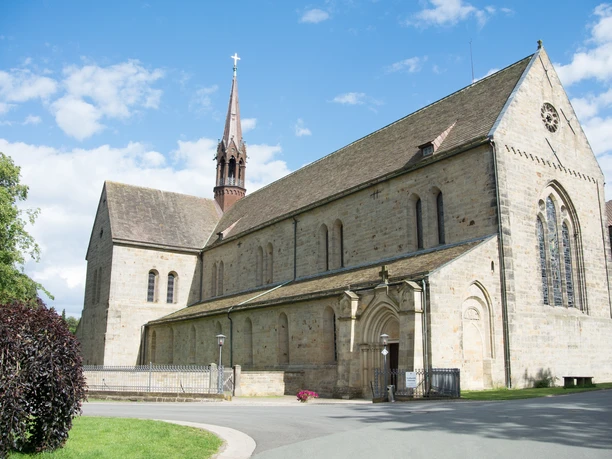 Kloster Loccum Historisches Kloster Loccum mit mächtigem Turm und steinernen Fassaden unter blauem Himmel.