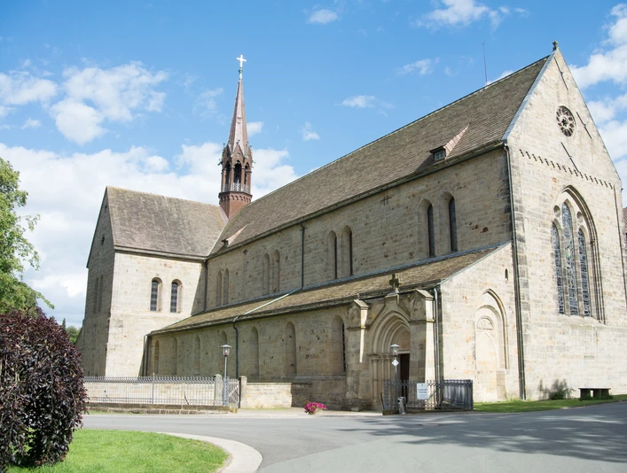 Kloster Loccum Historisches Kloster Loccum mit mächtigem Turm und steinernen Fassaden unter blauem Himmel.