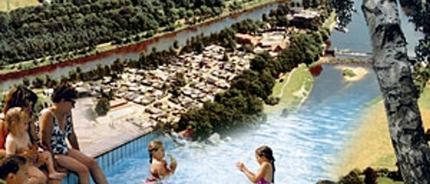 campingplatz_am_wasserfall__lingen.jpg Familien genießen den Sommer am Pool mit Blick auf den Campingplatz und die Emslandschaft.