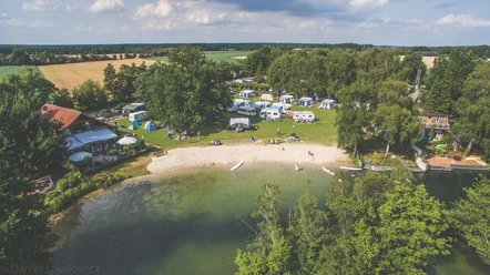 luftbild-vom-see-zur-wiese-und-strand
