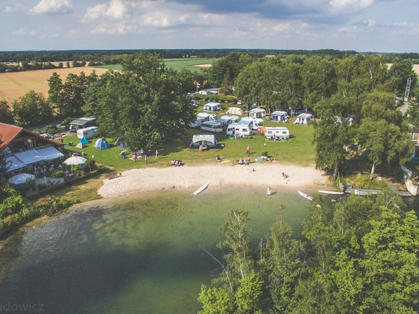 luftbild-vom-see-zur-wiese-und-strand