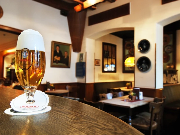 HotelSchmidtAmMarkt_Meppen_Restaurant_mini.jpg Ein frisch gezapftes Bier steht auf dem Tresen eines traditionellen Restaurants in Meppen.