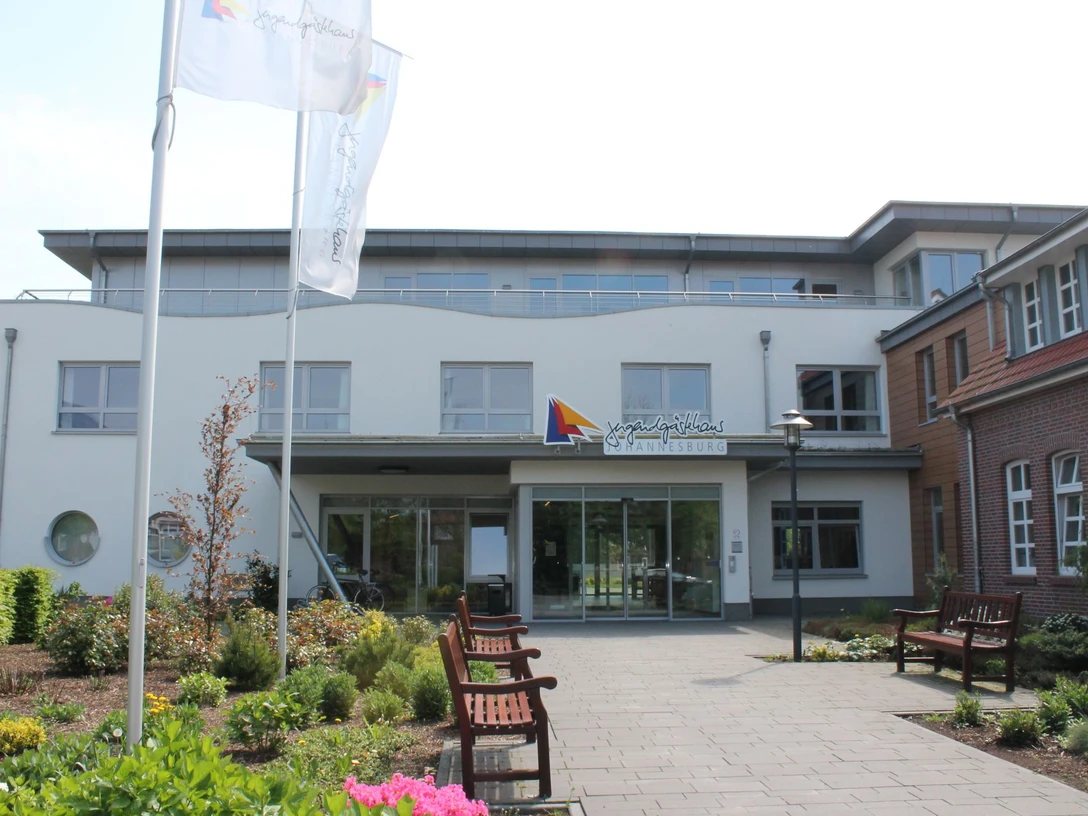 Jugendgaestehaus_Johannesburg_in_Papenburg_-_Haupteingang_klein.jpg