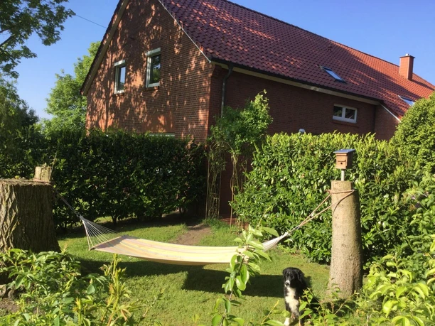und-ihr-persoenlicher-kleiner-garten-mit-haengematte