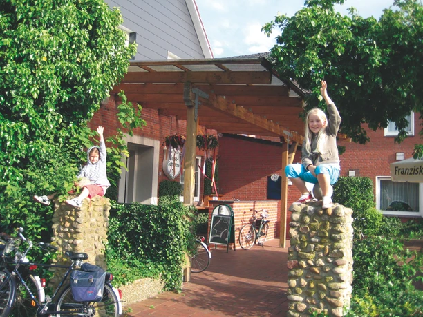 vosseschepers_kinder-vor-eingang