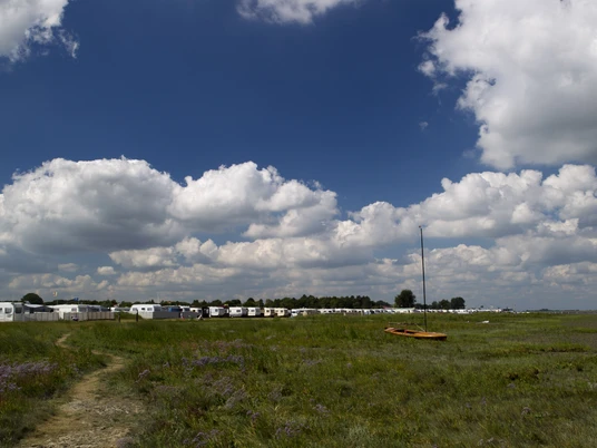 der-campingplatz-von-den-salzwiesen-aus