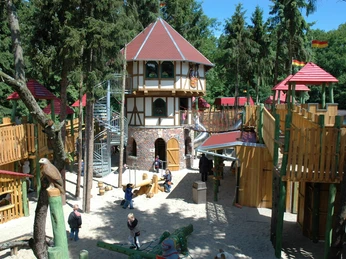 drago-vorhof-mit-bergfried-6