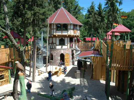 drago-vorhof-mit-bergfried-6