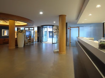 Moderner Hotelempfang mit heller Beleuchtung und großzügigem Eingangsbereich im Niedersachsen.