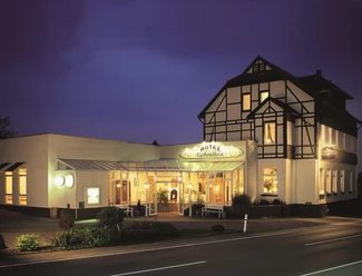 Außenansicht des Hotels bei Nacht