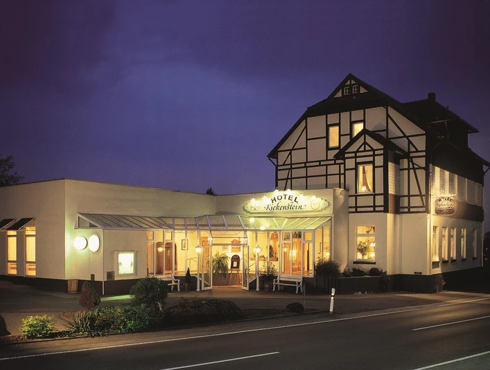 Außenansicht des Hotels bei Nacht