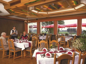 Gastraum mit Bestuhlung und Gästen