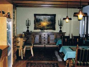 landhausschuster-fruehstuecksraum Gastraum des Landhauses mit dunklem Mobiliar