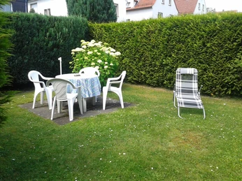 haus-rosen-garten1 Freisitz im Garten mit weißen Kunststoffmöbeln