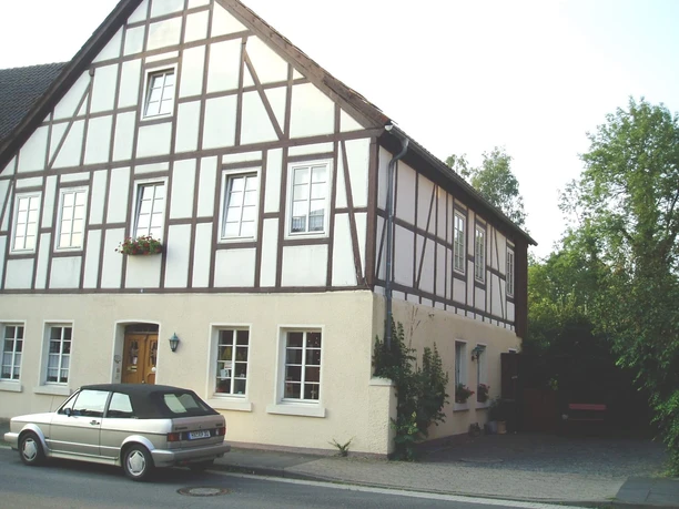 fewo-kuenstlerhauspotthast-hausansicht Außensicht des Fachwerkhauses mit den Ferienwohnungen