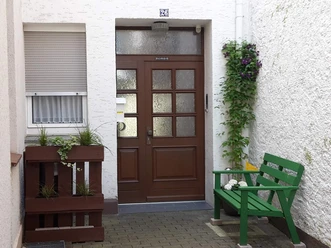 Haustür mit Sitzbank an der Seite