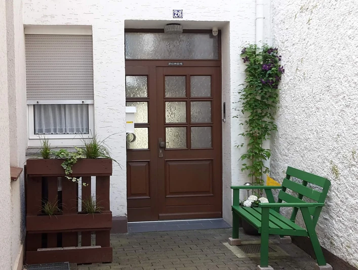 haus-kress-eingang Haustür mit Sitzbank an der Seite