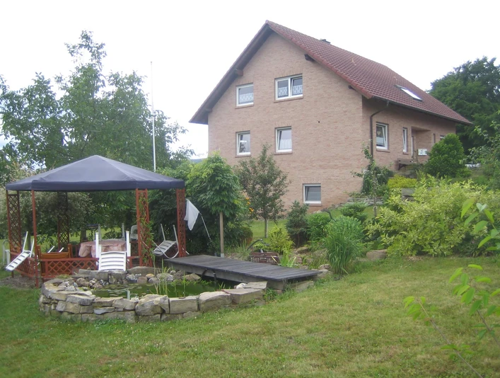 Hausansicht mit Garten