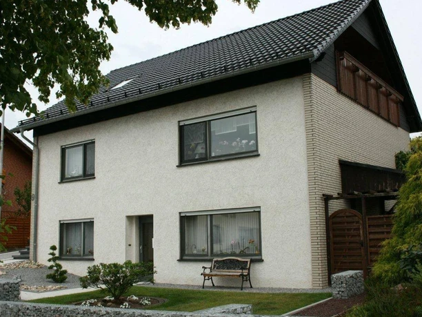 Hausansicht mit Eingangstür