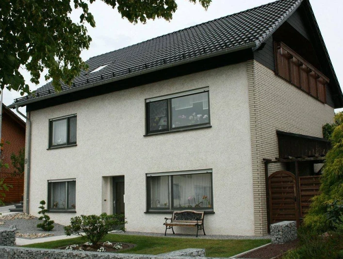 Hausansicht mit Eingangstür