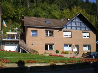 fewo-unterlaerchen-hausansicht Ein zweistöckiges, modernes Ziegelhaus mit Satteldach, großen Fenstern und gepflegtem Vorgarten.