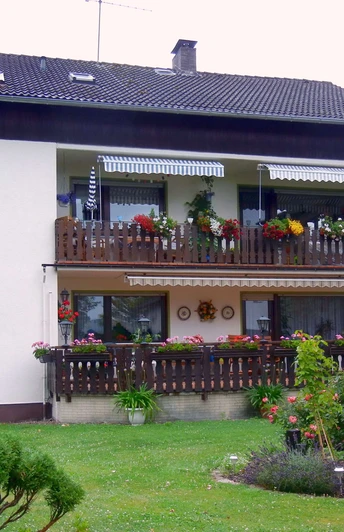 Außensicht des Hauses mit großem Balkon