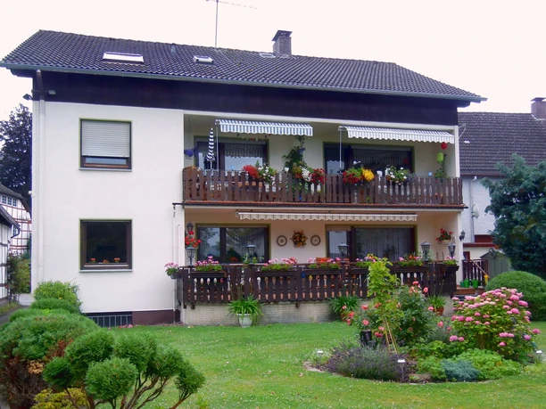 fewo-carlasziegenstall-hausansicht Außensicht des Hauses mit großem Balkon