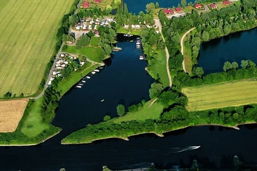yachthafendreilaendereck_luftbild Luftbild eines Yachthafens mit angrenzendem Campingplatz am Treffpunkt dreier Ländergrenzen.