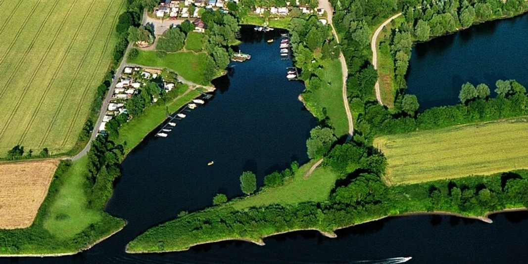 yachthafendreilaendereck_luftbild Luftbild eines Yachthafens mit angrenzendem Campingplatz am Treffpunkt dreier Ländergrenzen.