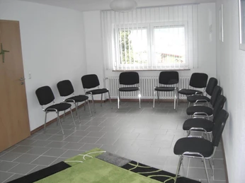 fewo-amgrasweg-seminarraum1 gefliester Seminarraum mit StühlenTiled seminar room with chairs