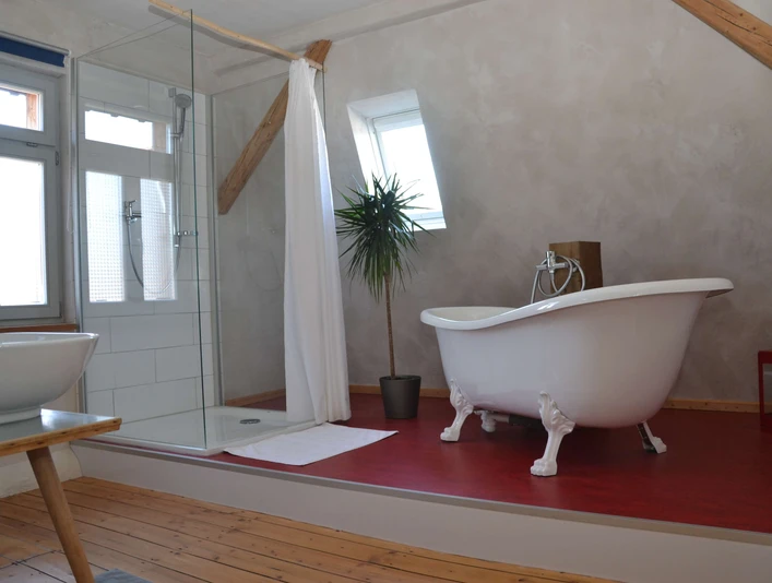 Badezimmer mit frei stehender Badewanne