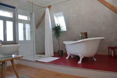 fewo-traumbad-badezimmer Badezimmer mit frei stehender Badewanne