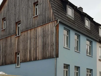 Hausansicht mit Holzfassade