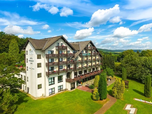 Das Wohlfühlhotel DER JÄGERHOF in Willebadessen ist umgeben von Grünflächen und Bäumen.