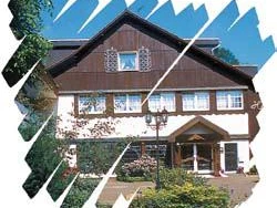 Frontansicht Ferienhotel Becker Das Ferienhotel Becker präsentiert sich mit einem traditionellen Holz-Fachwerk und blühenden Gärten.