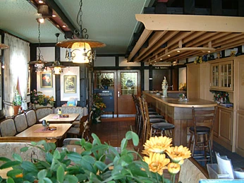 Gaststube Gaststube mit Holzbänken und Tischen, Theke aus Holz und Barhockern
