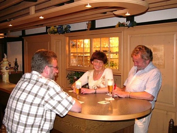 Thekentresen mit drei Gästen