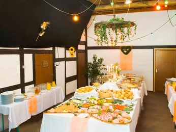 Buffet im Landhaus Göke Ein reichhaltiges Buffet mit verschiedenen kalten Platten, Gebäck und frischen Säften in rustikalem Ambiente.