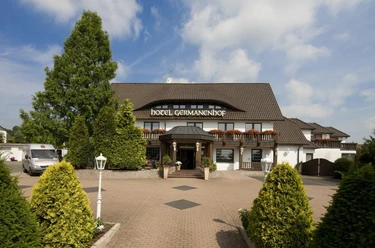Germanenhof Steinheim-Sandebeck, Außenansicht Das Hotel Germanenhof, ein traditionelles Fachwerkhaus mit begrüntem Vorplatz und einladendem Eingang.