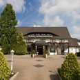 Germanenhof Steinheim-Sandebeck, Außenansicht Das Hotel Germanenhof, ein traditionelles Fachwerkhaus mit begrüntem Vorplatz und einladendem Eingang.